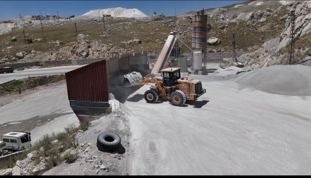 Taş ocağında çalışan yükleyici iş makinesi